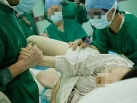Cô gái 20 tuổi bất ngờ sinh bé gái 2,7kg sau một lần đau bụng: "Tôi tưởng ngộ độc thực phẩm"