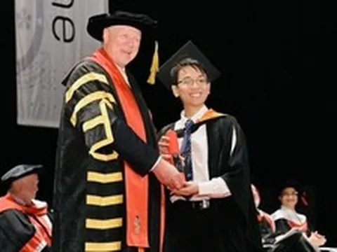 Từ lái máy cày, xúc than đến học bổng tiến sĩ toàn phần tại Úc ở tuổi 21