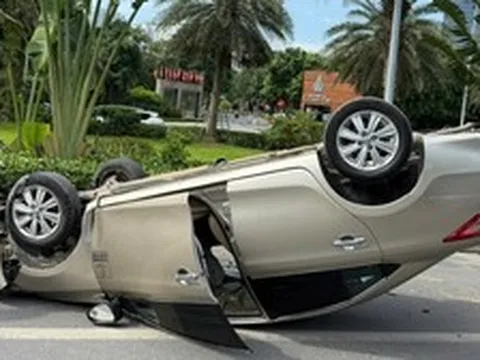 Ô tô con nổ lốp, lật ngửa trên phố Hà Nội
