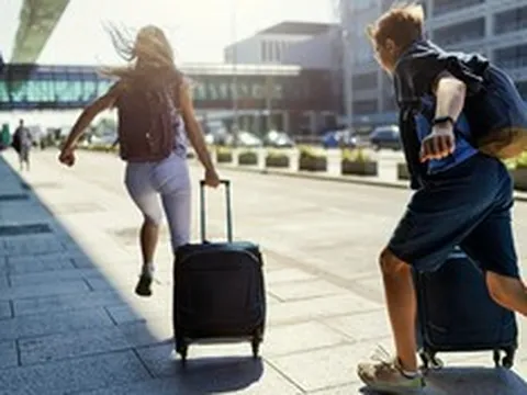 Đến sân bay sát giờ, trào lưu khiến nhiều người "thót tim"