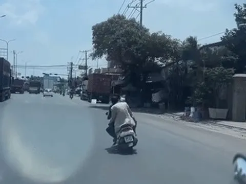 Clip 2 người đàn ông 'đầu trần', đánh võng trên quốc lộ gây bức xúc