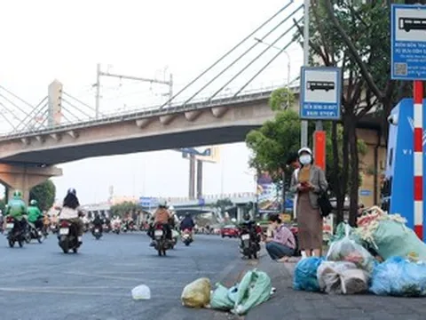 Nhà chờ xe buýt ở TPHCM nhếch nhác kéo dài: Trách nhiệm thuộc về ai?