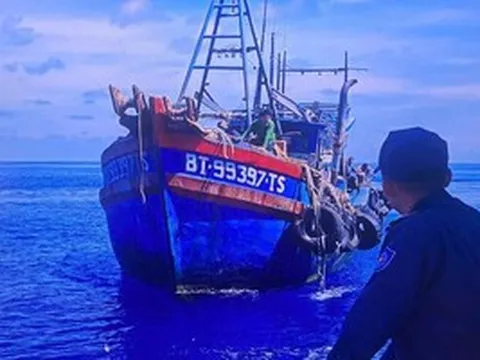 Kịp thời cấp cứu ngư dân bị tai nạn lao động trên biển