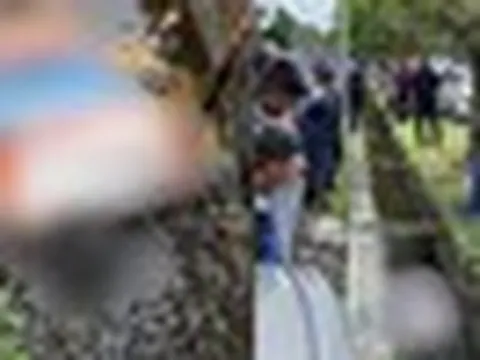 Phát hiện người đàn ông tử vong dưới cống thoát nước, nghi bị ô tô tông trúng rồi bỏ chạy