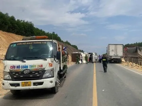 Xe tải đối đầu trên cao tốc Cam Lộ - La Sơn, hai người tử vong