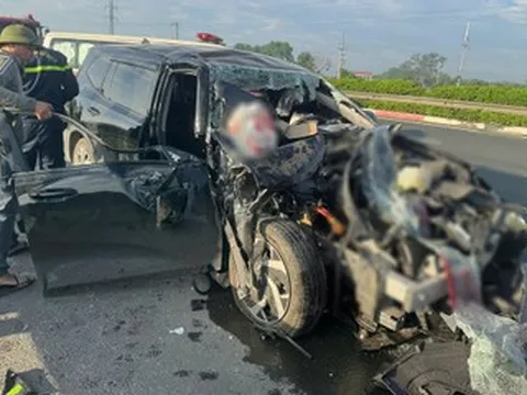 Đâm vào xe tải trên cao tốc ở Hà Nội, ô tô con bẹp rúm, 1 người đàn ông mắc kẹt