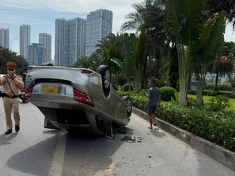 Ô tô lật ngửa giữa đường ở Hà Nội