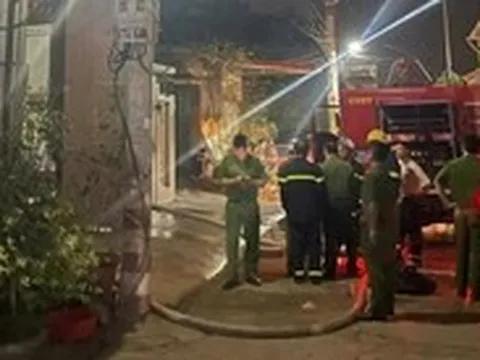 Phát hiện 1 thi thể trong căn nhà 2 tầng bốc cháy lúc rạng sáng ở Hà Nội