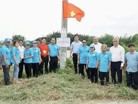 Rực sắc cờ đỏ trên tuyến đường nông thôn xã Bình Hưng