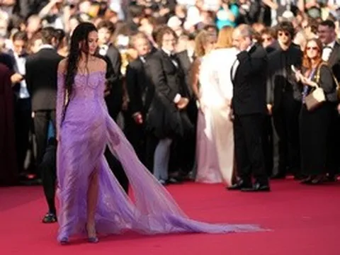 Minh tinh Demi Moore thu hút ánh nhìn với đầm tím