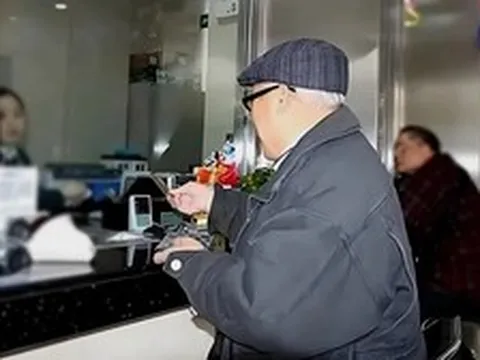 Cụ ông 82 tuổi ôm gần 6 tỷ đồng đi gửi ngân hàng, tá hỏa phát hiện toàn giấy lộn không giá trị, cảnh sát phá án sau 5 tiếng