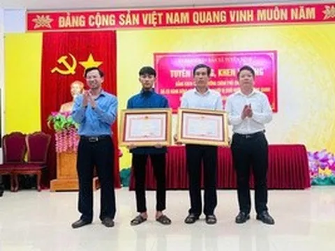 Trao bằng khen của Thủ tướng Chính phủ tặng 2 cha con cứu 3 người trên sông Gianh