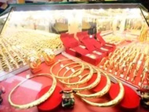Đọc nhanh 15-5: Giá dầu neo cao, USD mạnh gây sức ép lên vàng