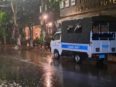 Người đàn ông cầm dao cố thủ gần 2 ngày trong quán cà phê, đòi tự sát