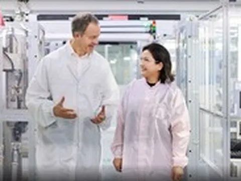 Nữ tỉ phú Trung Quốc ngồi cạnh Elon Musk và Tim Cook từng là công nhân lương 1 USD/ngày