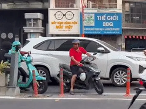 Thót tim cảnh người dân 'vượt rào' tại làn giao thông đảo chiều đường Cộng Hòa