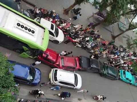 7 ô tô tông 'dồn toa' trên phố ở Hà Nội khiến giao thông ùn tắc
