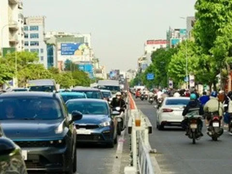 Bất ngờ với hình ảnh ngày đầu tiên vận hành làn đảo chiều trên đường Cộng Hòa