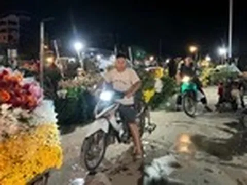 Khu chợ 'chui' quy mô khủng hoạt động thâu đêm sau nghĩa trang ở Hà Nội