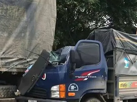 VIDEO: Ô tô tải tông xe đầu kéo, 3 người thương vong