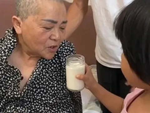 Người mẹ sinh con ở tuổi 67 nay nằm liệt giường, chồng 75 tuổi phải đi làm để nuôi cả gia đình