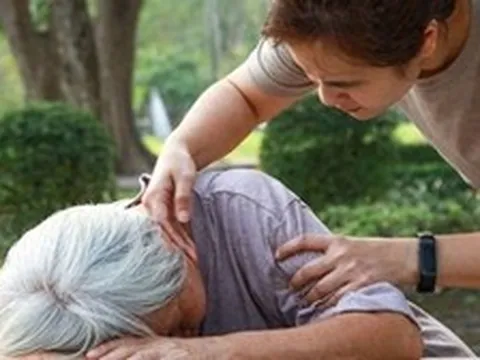 Người phụ nữ đột ngột qua đời sau bữa trưa, bác sĩ cảnh báo: Nhiều người làm 4 việc sau khi ăn mà không biết đang hại mình