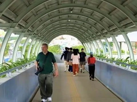 Người dân chỉ được sử dụng cầu bộ hành khi đi metro số 1?