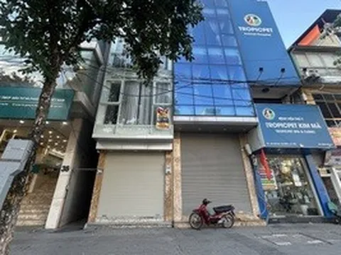 Biển "cho thuê nhà", "sang nhượng mặt bằng" xuất hiện dày đặc trên các tuyến phố "đất vàng" ở Hà Nội