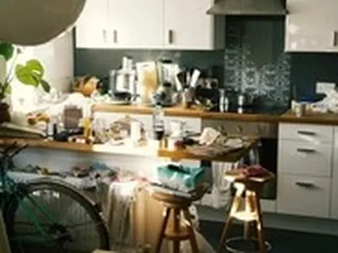 Ra ngoài chưng diện sáng sủa thơm tho, về phòng trọ sống cùng 'đống rác'