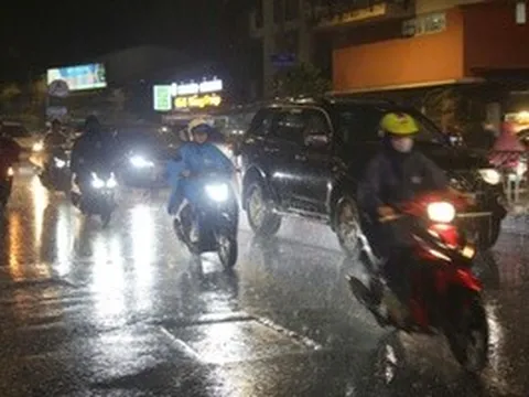 Sấm chớp liên hồi, mưa lớn trút xuống nhiều nơi ở TPHCM