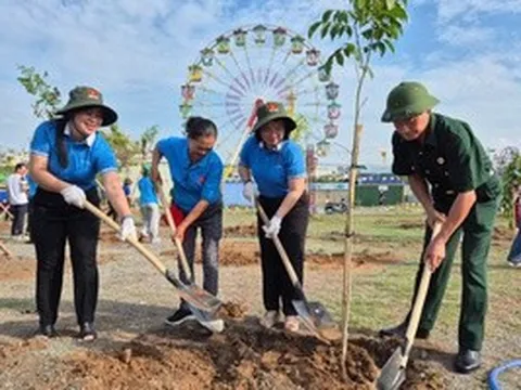 Nhân dân phường Đông Hưng Thuận trồng cây nhớ ơn Bác Hồ