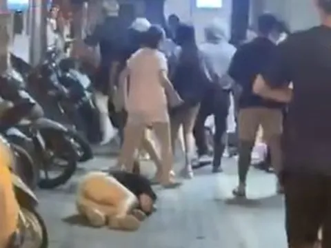 Cô gái nằm gục trên vỉa hè sau vụ ẩu đả ở phố Huế