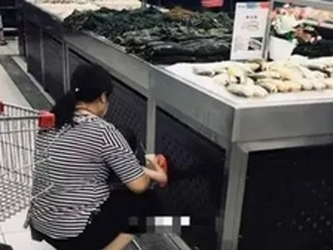 Không thể chấp nhận hành động của người mẹ trong bức ảnh này!