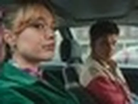 Xem phim Sex Education, tôi rụng rời: Hóa ra bấy lâu nay con tổn thương vì điều người lớn ít khi nhận ra