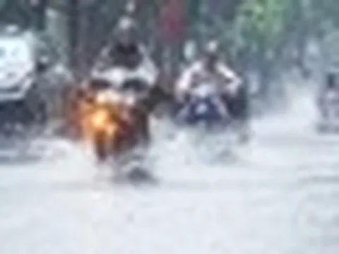 Dự báo thời tiết 17/5: Từ Bắc vào Nam nhiều nơi hứng mưa lớn, nguy cơ dông lốc