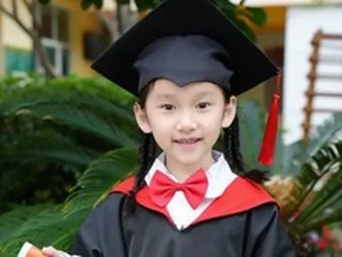 Bài đăng về bức ảnh tốt nghiệp khiến hội cha mẹ Hà Nội bức xúc nhất lúc này: "Khôn lỏi" kiểu này có nên không?