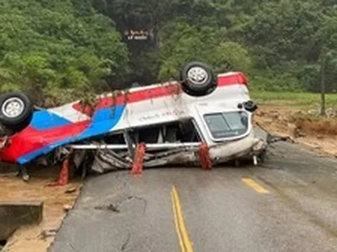 Mưa lũ cuốn trôi xe khách, tàn phá đường ở Cao Bằng