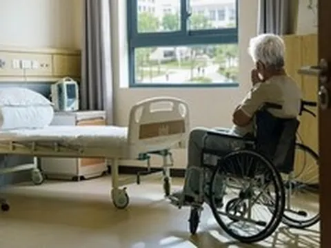 Bố mẹ bán đất chia đều cho 3 anh em, ngày ông bà đổ bệnh chỉ còn mình tôi "đứng mũi chịu sào"