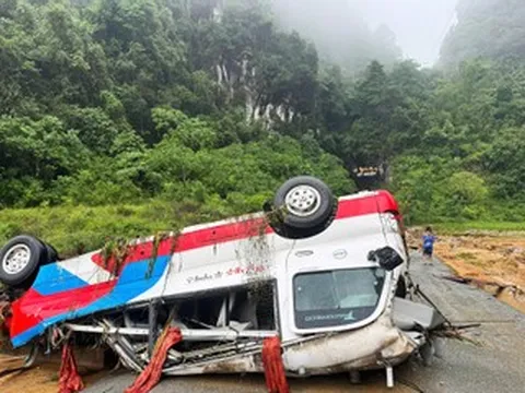 Lũ dữ cuồn cuộn trong đêm, xe khách 29 chỗ bị 'vò nát' giữa dòng nước xiết