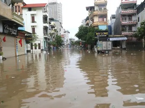 Mưa lớn gây ngập ở trung tâm Quảng Ninh, Hải Phòng, nước tràn cả vào nhà dân