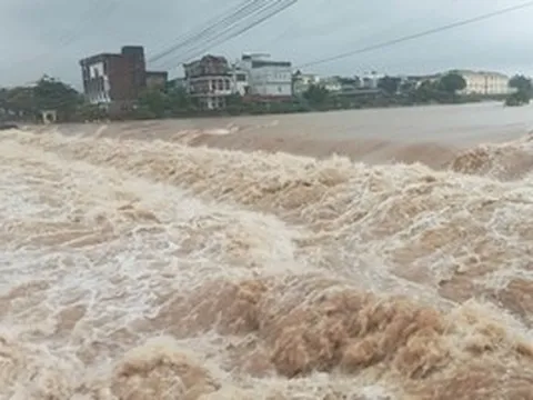 Mưa lũ gây sạt lở, ngập úng nhiều nơi