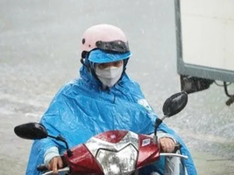 TPHCM: Mưa như trút nước kèm gió mạnh và sấm sét