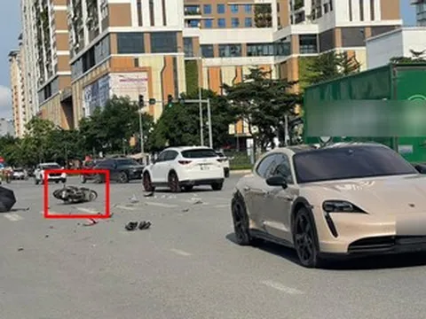 Va chạm với ô tô Porsche ở Hà Nội, xe máy biến dạng
