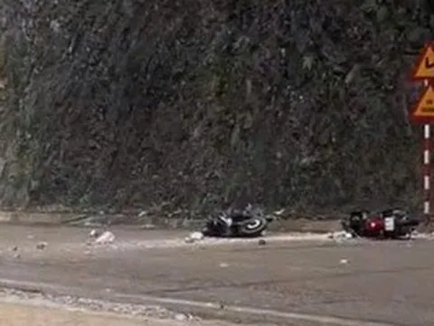 VIDEO: Đi xe máy trên quốc lộ, bất ngờ bị đá từ trên núi rơi trúng người