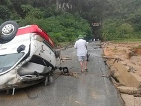Mưa lũ và dông lốc đánh chìm tàu, cuốn trôi ô tô, thiệt hại hơn 10 tỷ đồng