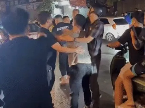 Clip hai nhóm thanh niên thách thức, định lao vào ẩu đả giữa phố Hà Nội