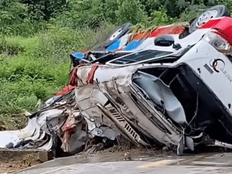 Cô giáo kể phút tháo chạy khỏi ô tô khách bị nước lũ vò nát