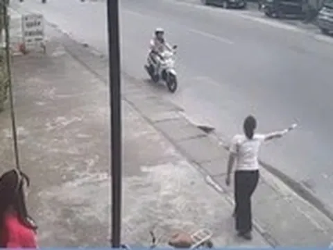 Cô gái dùng gậy chỉ huy giao thông dừng xe cảnh sát giao thông gây bão mạng