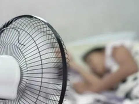 Khi đi ngủ nên bật quạt hướng vào đầu hay hướng vào chân? Đáp án gây bất ngờ