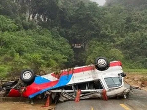 Mưa lũ, dông lốc đánh chìm tàu, cuốn trôi ô tô